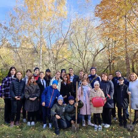 10 новых саженцев на территории школы